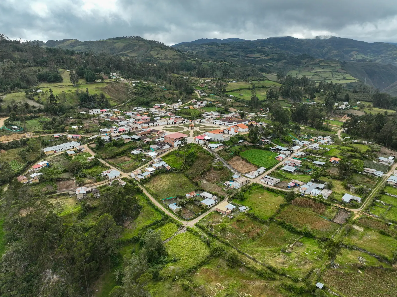 Vista aérea del pueblo de Levanto entre chacras y cerros