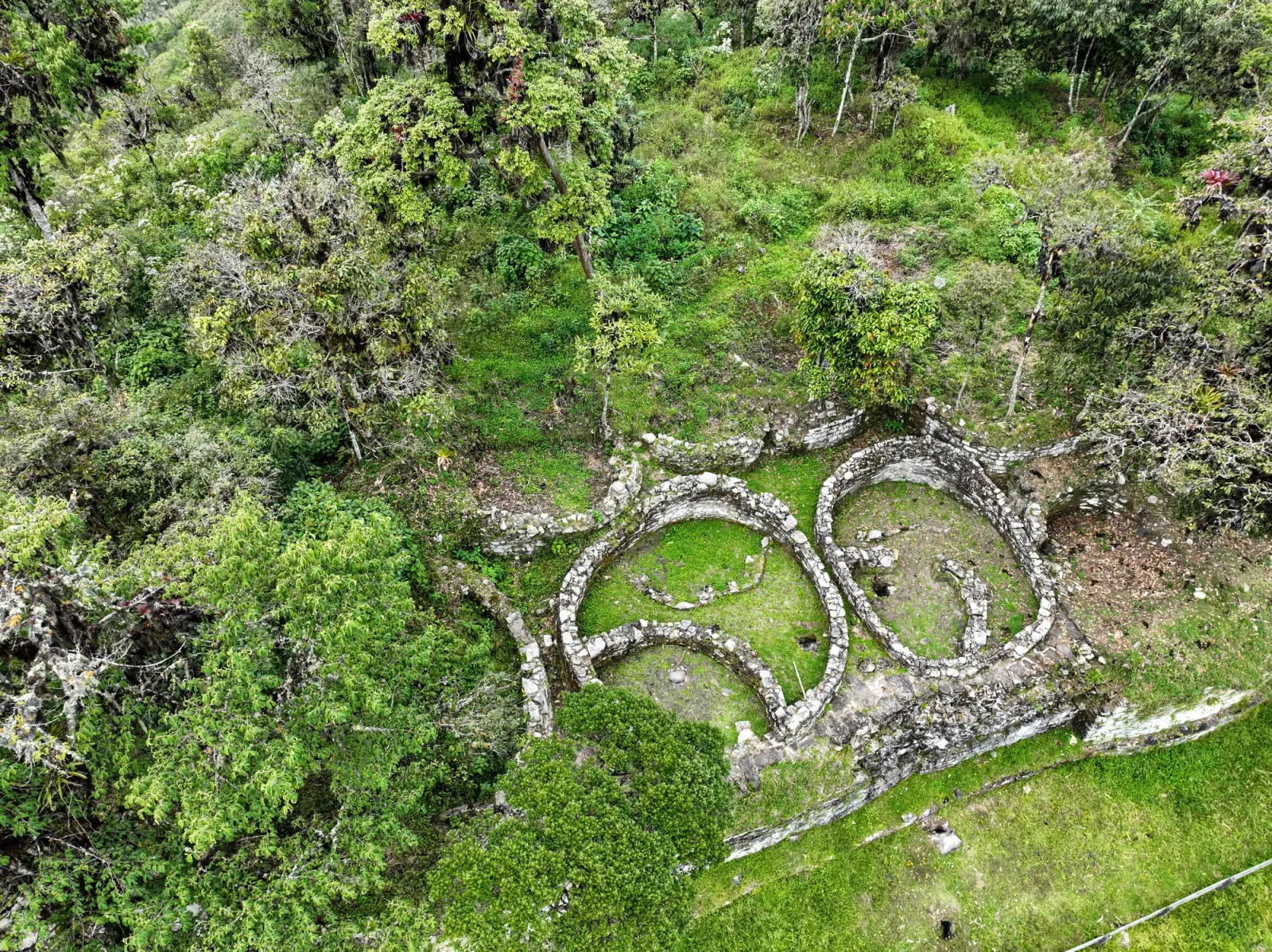 Vista aérea de recintos circulares de piedra en el sitio arqueológico Yálape