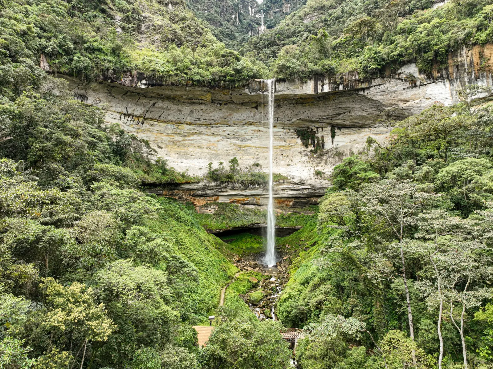 Vista aérea de la catarata Yumbilla cayendo desde un alero de roca entre el bosque