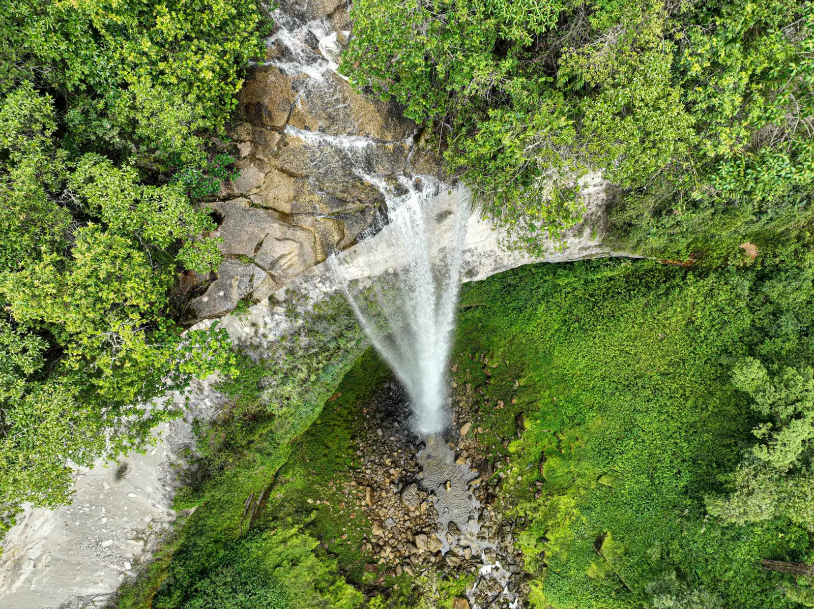 Chorro de la catarata Yumbilla visto desde arriba cayendo sobre rocas y vegetación