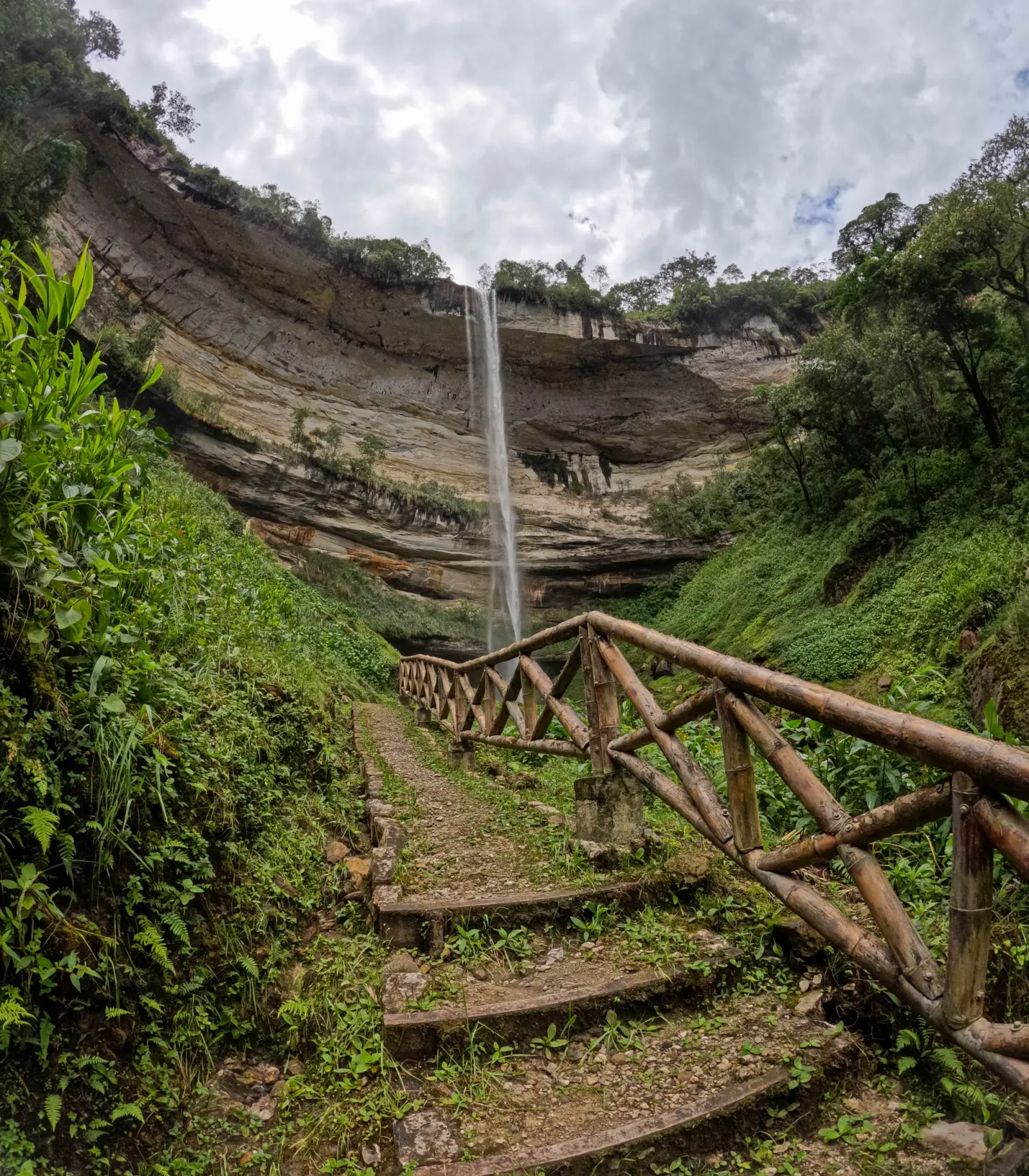 Sendero con escalones y baranda de madera que lleva a la catarata Yumbilla