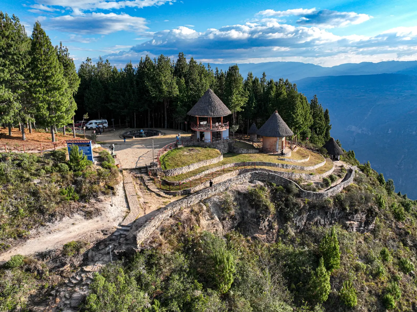 Vista aérea del mirador Huanca Urco con quioscos de paja sobre el cañón