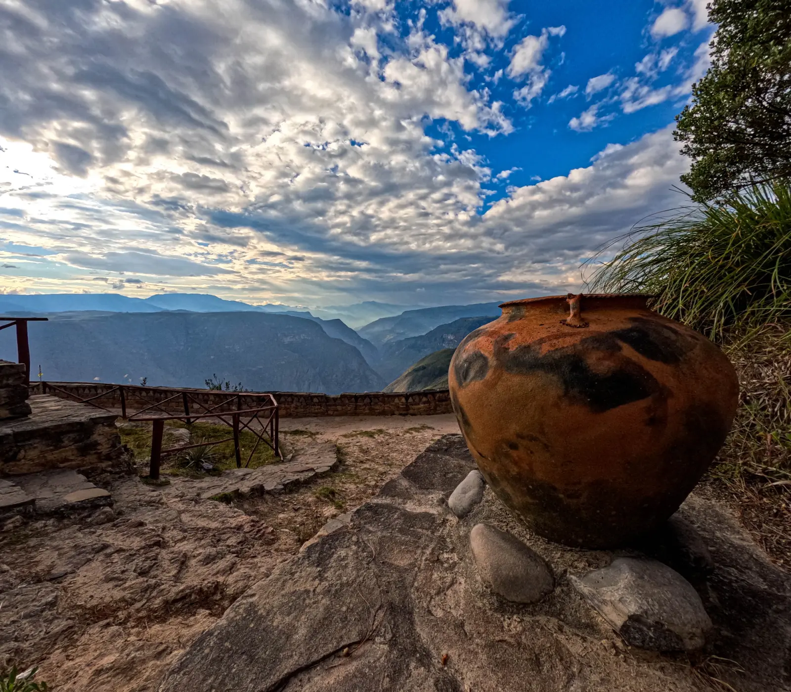 Tinaja de cerámica sobre una roca en un mirador con vista al cañón