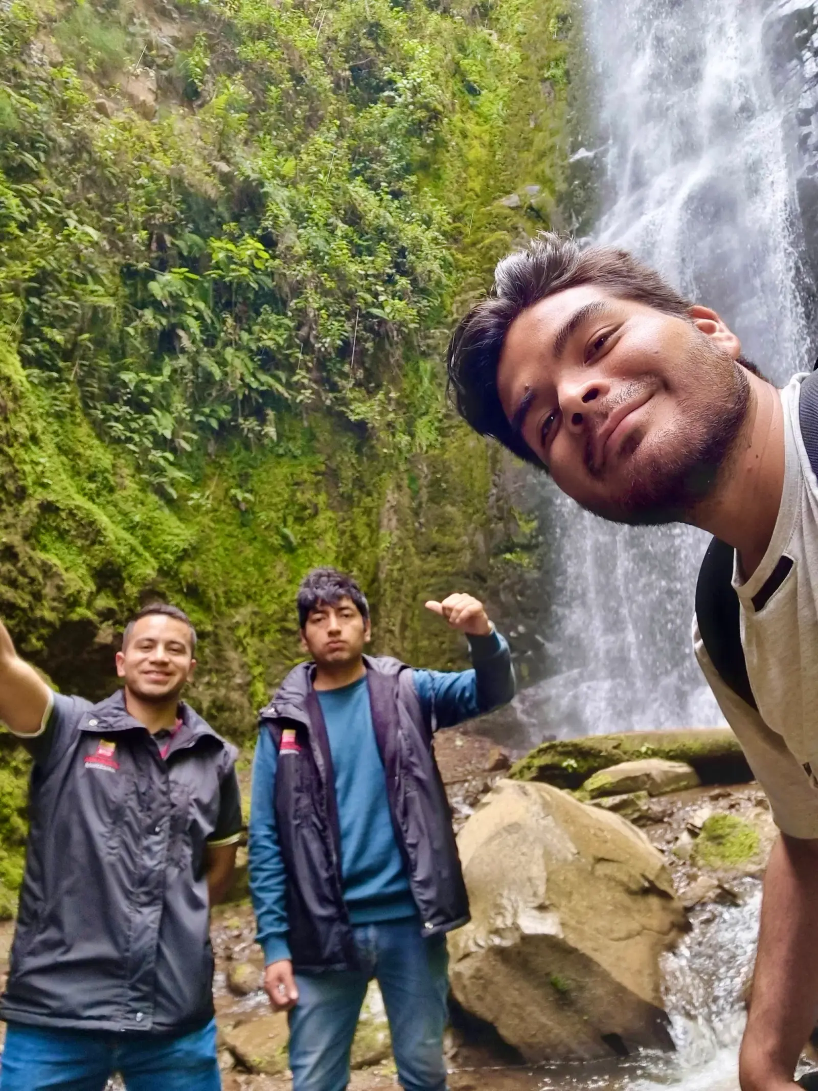 Tres jóvenes se toman una selfie al pie de la catarata