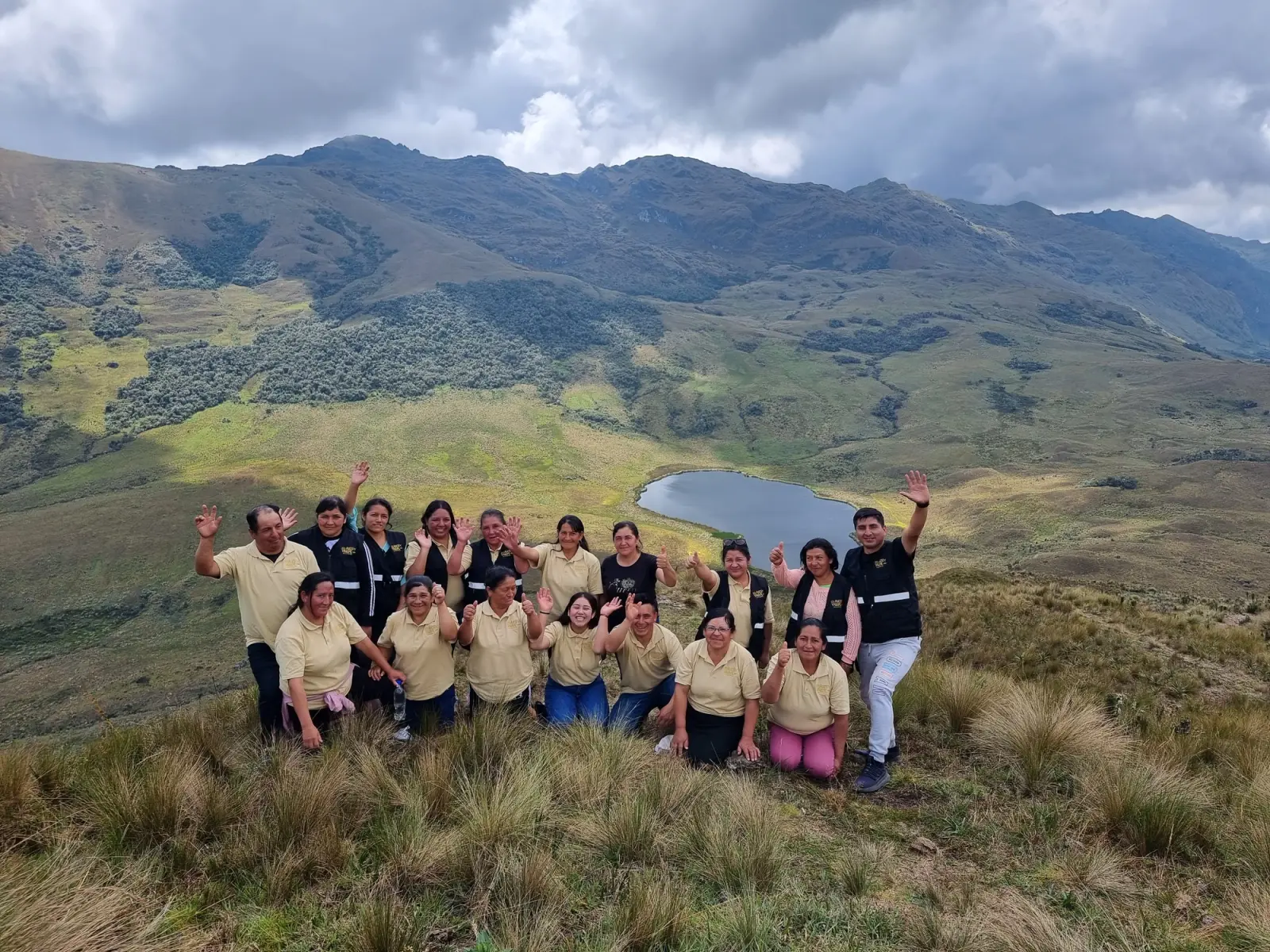 Grupo saludando a la cámara en la ladera con la laguna Cuchacuella al fondo