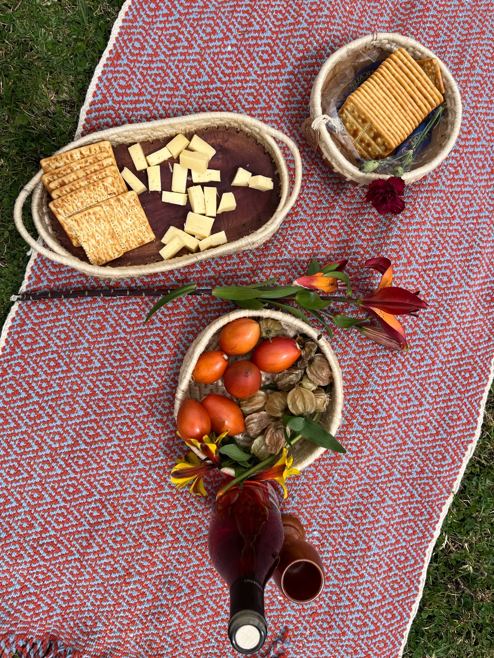 Canastas con queso, galletas, tomates de árbol y aguaymantos sobre una manta tejida