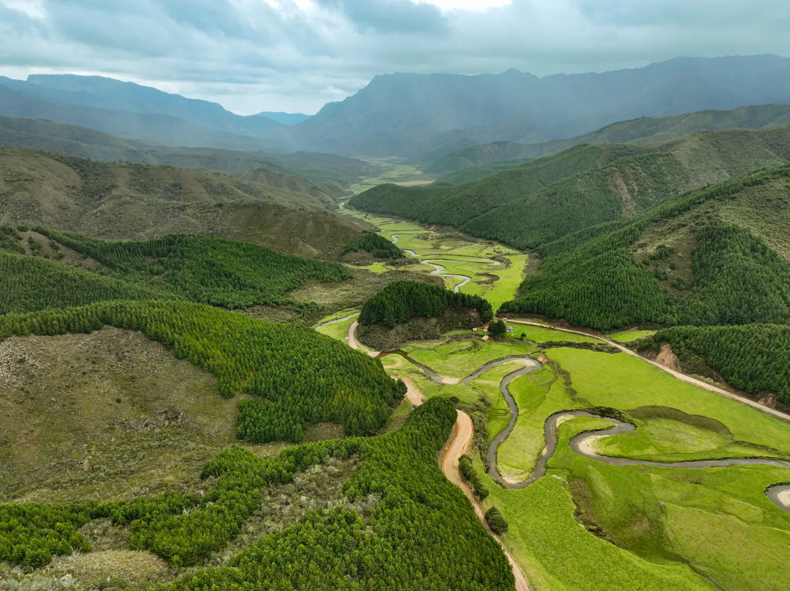 Panorámica aérea del valle de Huaylla Belén entre cerros cubiertos de pinos