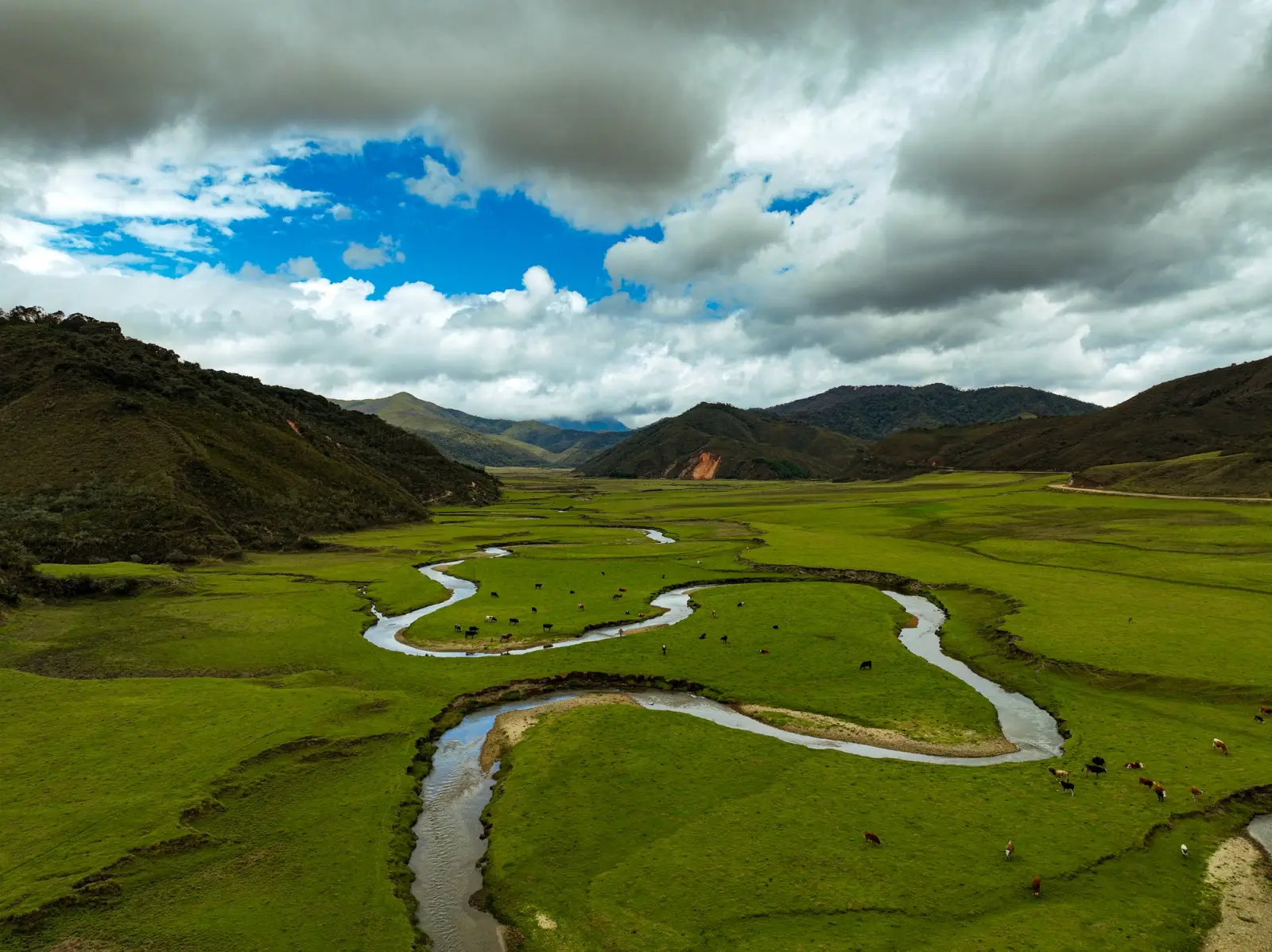 Vista aérea del río de Huaylla Belén con ganado pastando en sus orillas