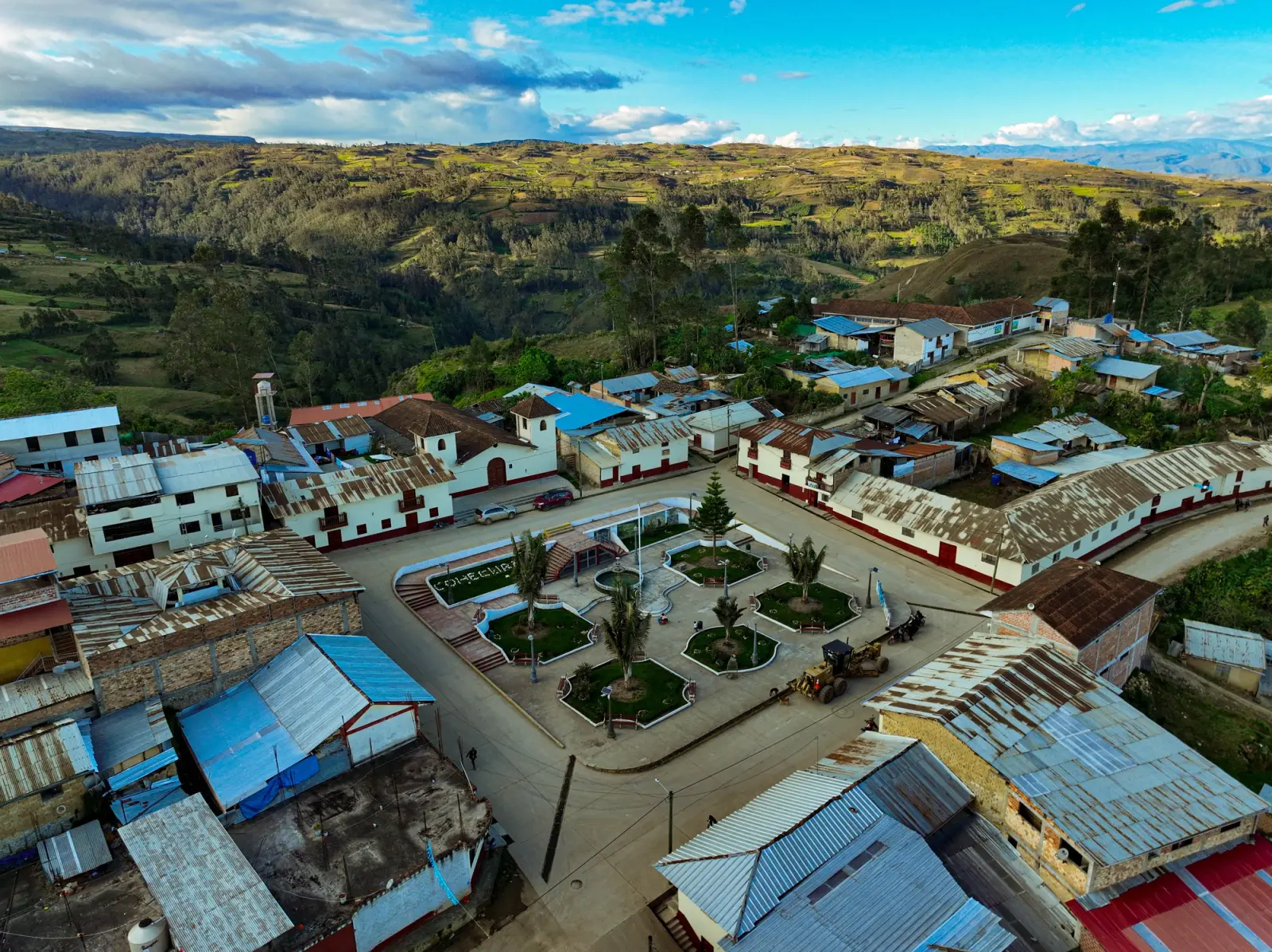 Vista aérea de la plaza y las casas de Cohechán entre cerros